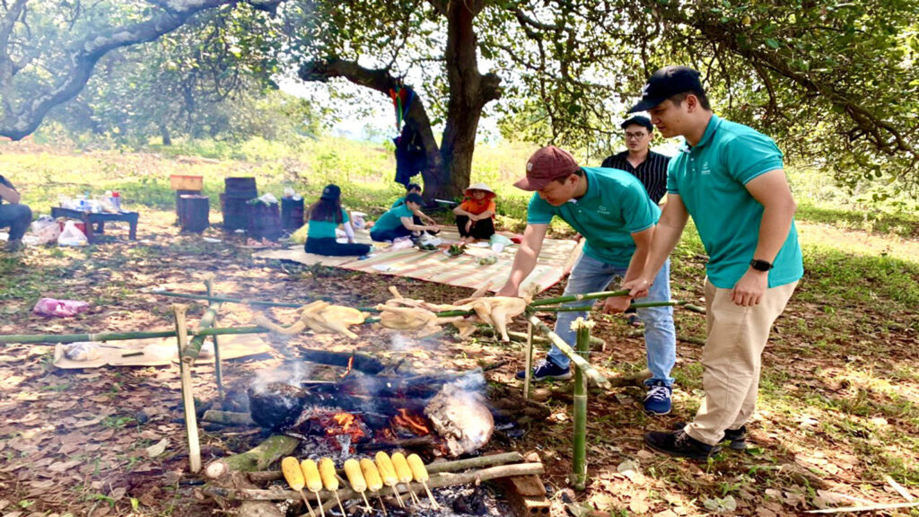 Các bạn sales tổ chức picnic tại khu đất vườn sinh thái view hồ Trị An